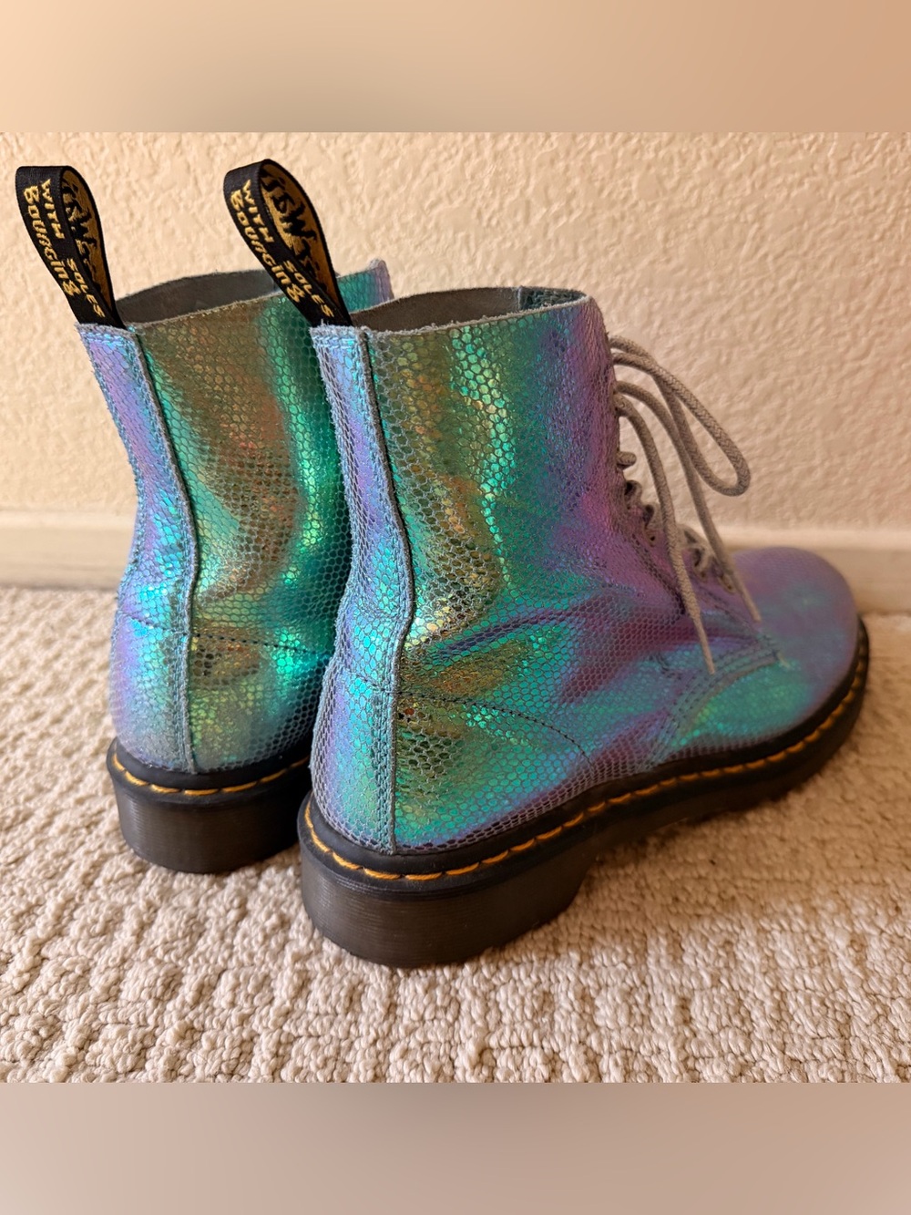 Dr. Martens Iridescent Teal Mermaid Scale Combat Boots w/iridescent laces Sz 10 - Picture 6 of 8